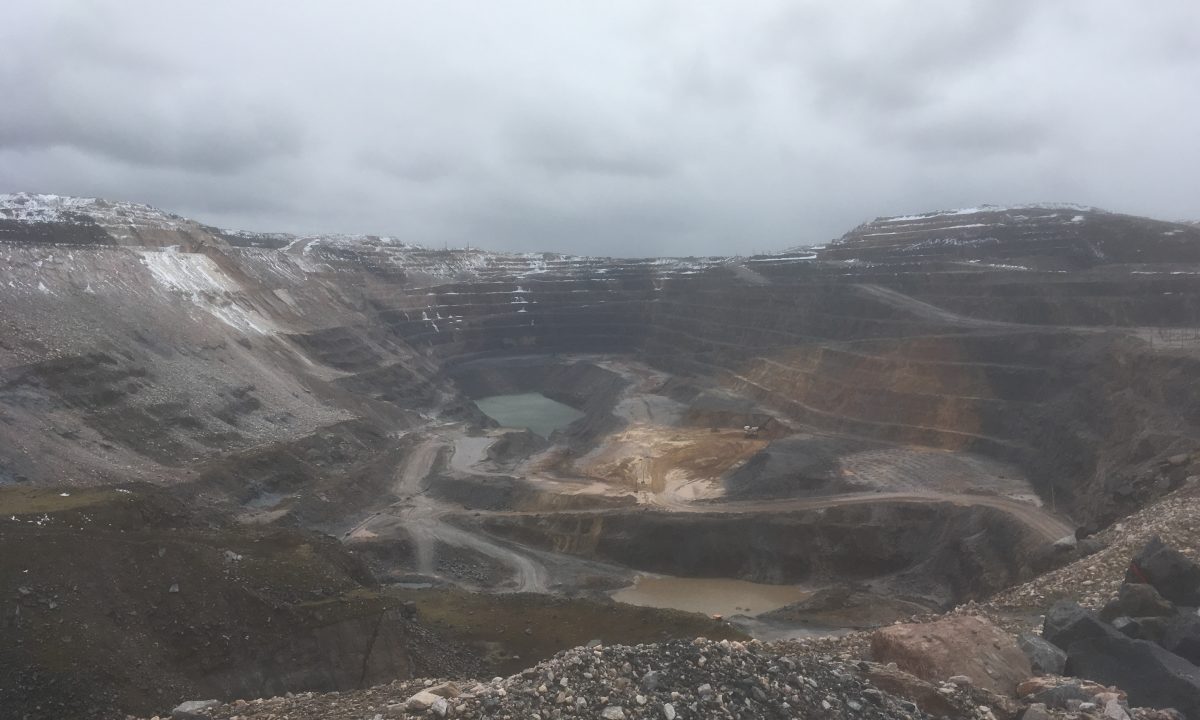Photo of a mine at the Québec Labrador border 